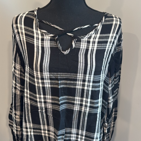 Black and White Stripe Shirt - Picture 7 of 7